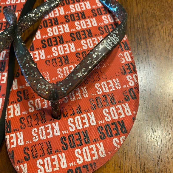 MLB Cincinnati Reds flip-flops. I am guessing on the size, between 6-7 - Picture 3 of 11